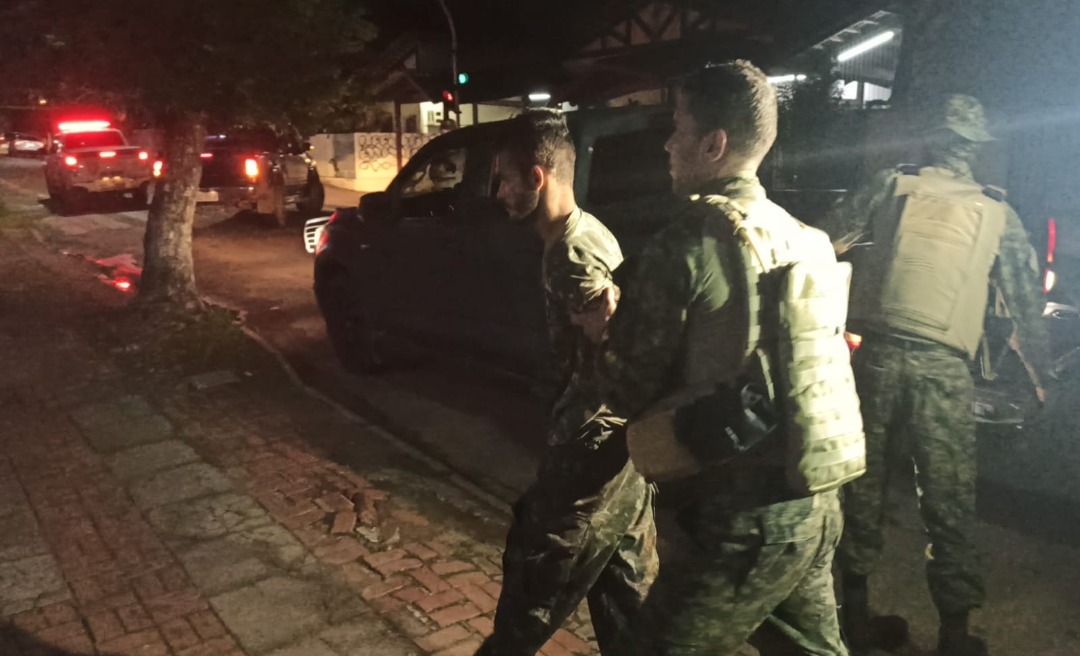  Homem com farda do Exército é preso após confessar ter roubado caminhonete no Rosa Linda 